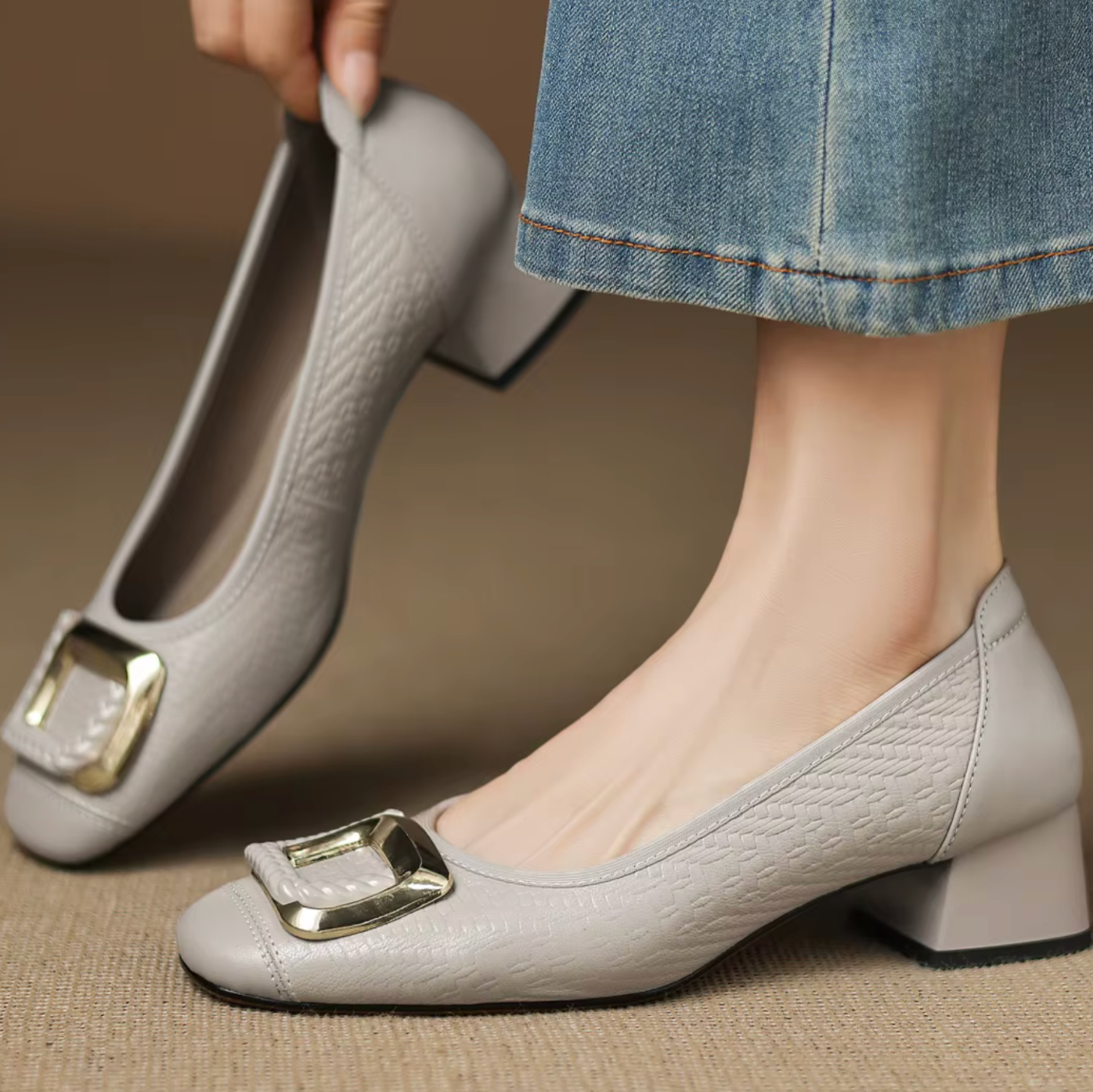 Elegante Buckle Pumps